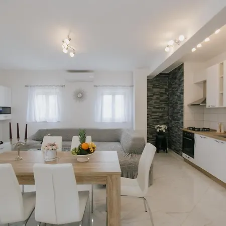 Dagovi In - Haus Fuer 9 Personen * Vrsine